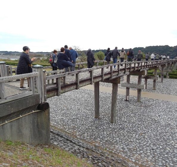 蓬莱橋を渡る